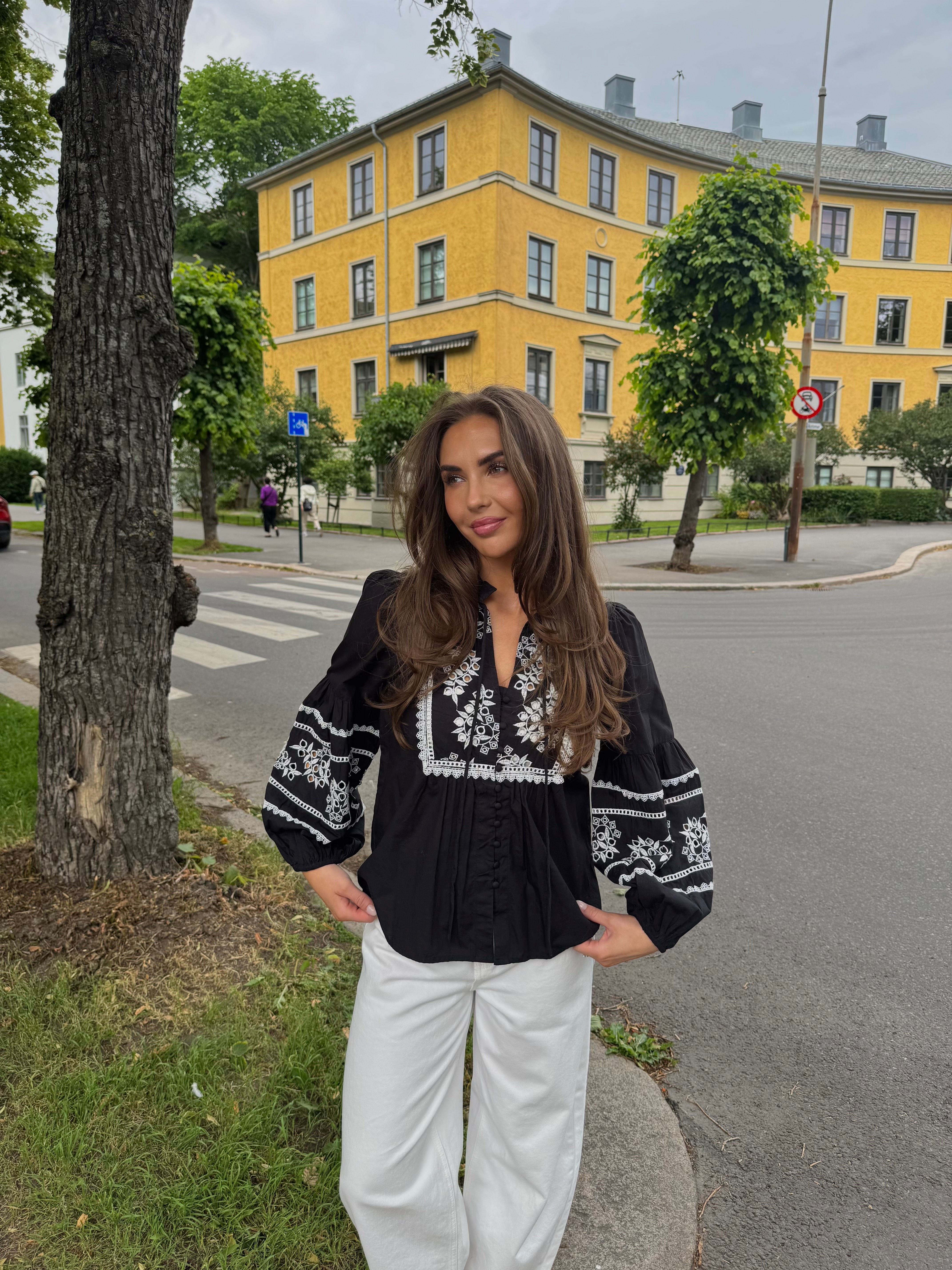 VMEMOLA Top - Black